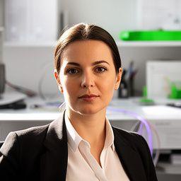 Maître Lefèvre en portrait, dans un espace de travail moderne avec dossiers techniques et lumière naturelle